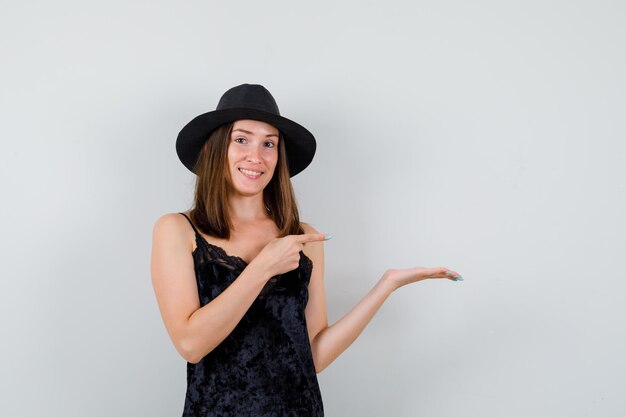 Jovencita expresiva posando en el estudio