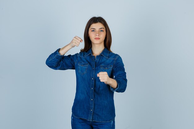 Jovencita expresiva posando en el estudio