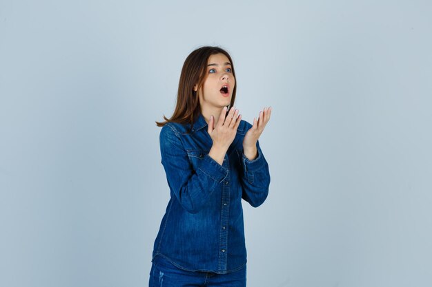 Jovencita expresiva posando en el estudio