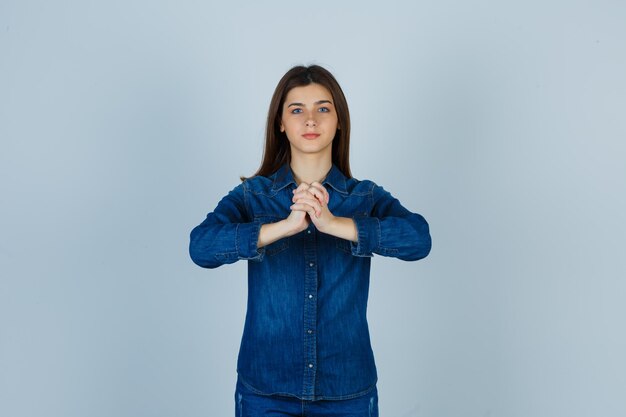 Jovencita expresiva posando en el estudio