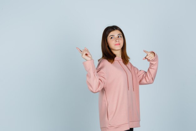 Jovencita expresiva posando en el estudio