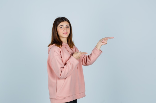 Jovencita expresiva posando en el estudio