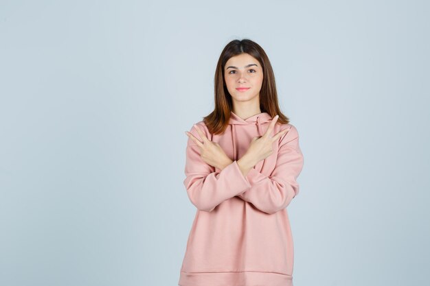 Jovencita expresiva posando en el estudio