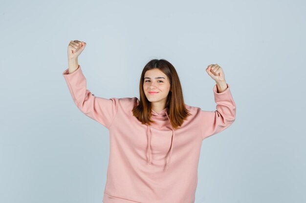 Jovencita expresiva posando en el estudio