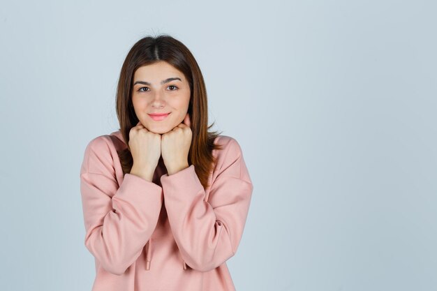 Jovencita expresiva posando en el estudio