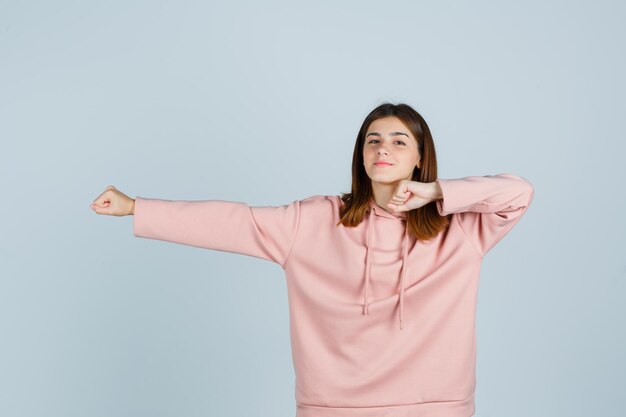 Jovencita expresiva posando en el estudio