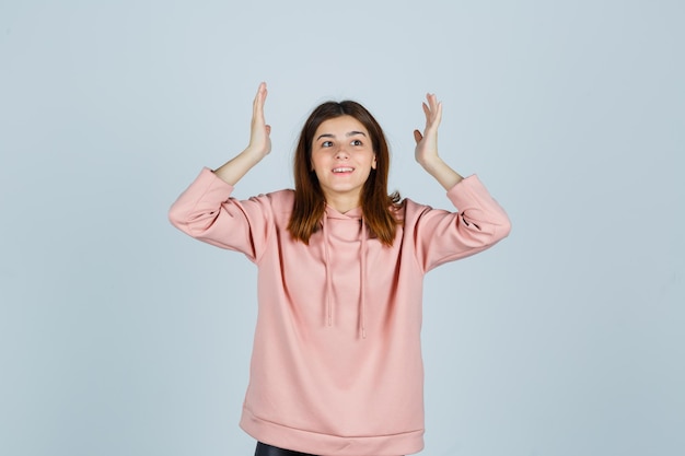 Jovencita expresiva posando en el estudio