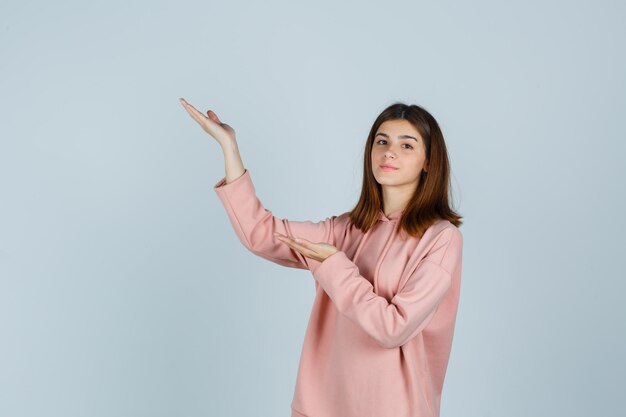 Jovencita expresiva posando en el estudio