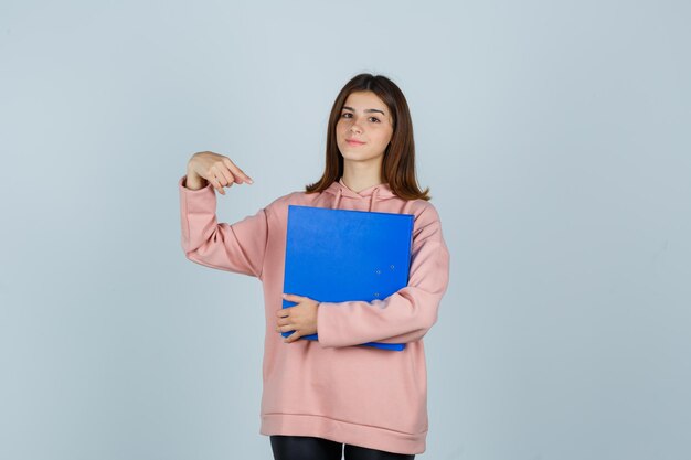 Jovencita expresiva posando en el estudio