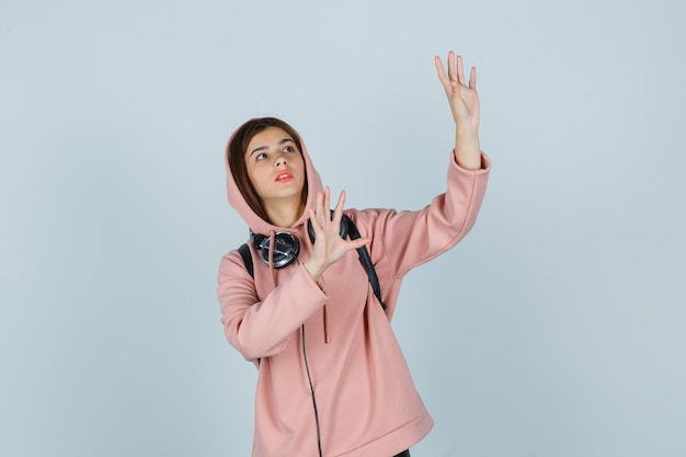 Jovencita expresiva posando en el estudio