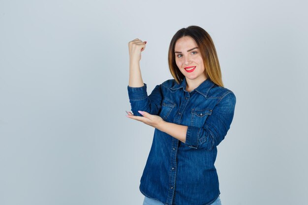 Jovencita expresiva posando en el estudio