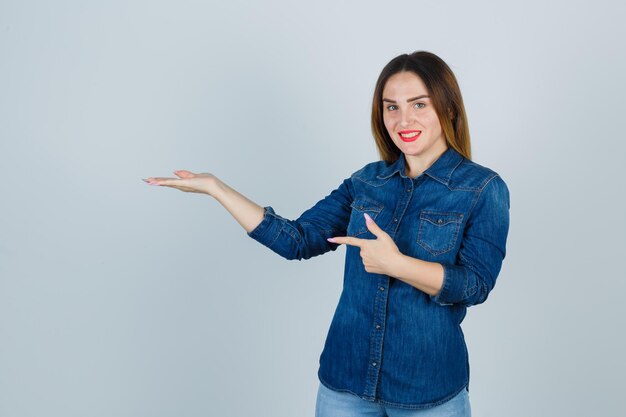 Jovencita expresiva posando en el estudio