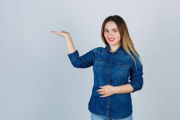 Jovencita expresiva posando en el estudio