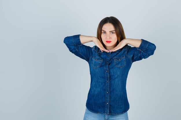 Jovencita expresiva posando en el estudio