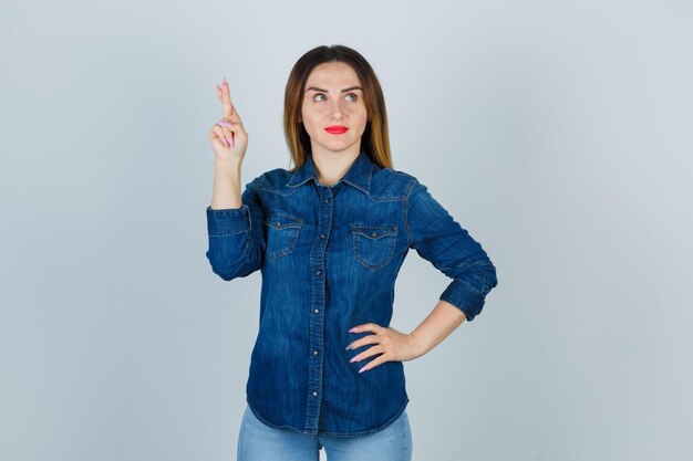 Jovencita expresiva posando en el estudio