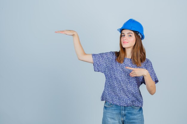 Jovencita expresiva posando en el estudio