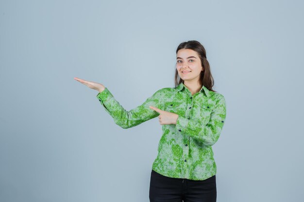 Jovencita expresiva posando en el estudio