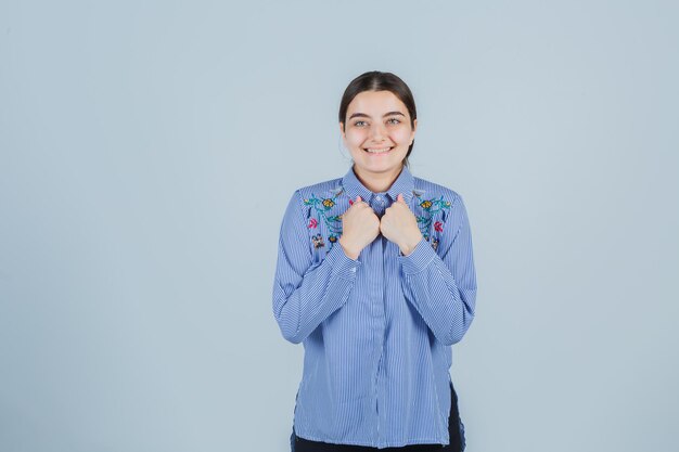 Jovencita expresiva posando en el estudio