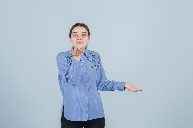 Jovencita expresiva posando en el estudio