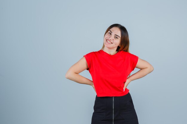 Jovencita expresiva posando en el estudio