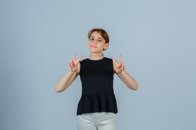 Jovencita expresiva posando en el estudio