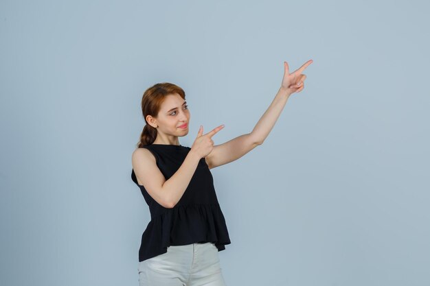 Jovencita expresiva posando en el estudio