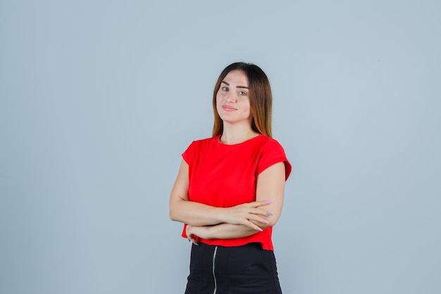 Jovencita expresiva posando en el estudio