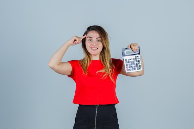 Jovencita expresiva posando en el estudio