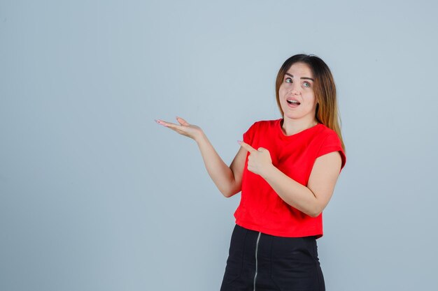 Jovencita expresiva posando en el estudio