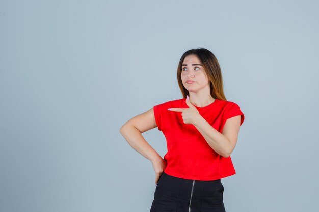 Jovencita expresiva posando en el estudio