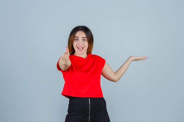 Jovencita expresiva posando en el estudio