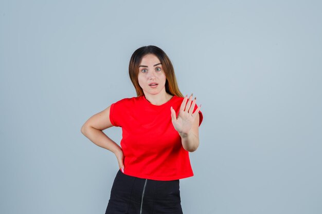 Jovencita expresiva posando en el estudio