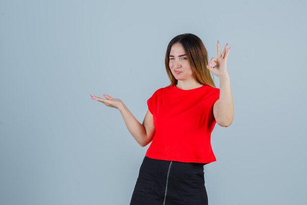 Jovencita expresiva posando en el estudio