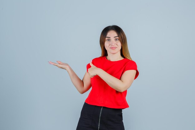 Jovencita expresiva posando en el estudio