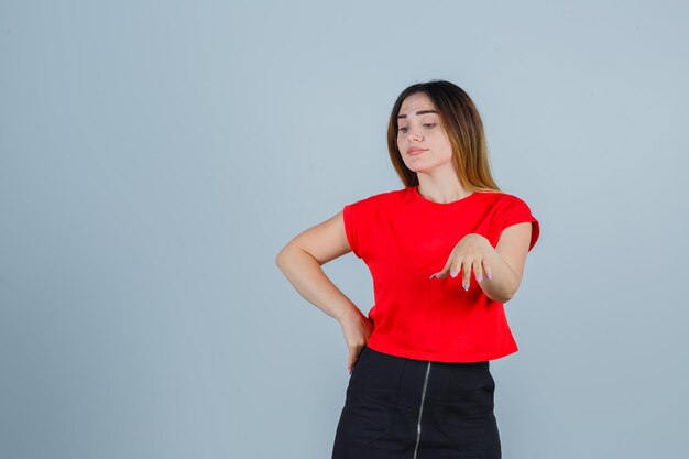 Jovencita expresiva posando en el estudio