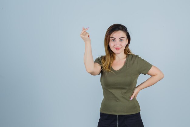 Jovencita expresiva posando en el estudio