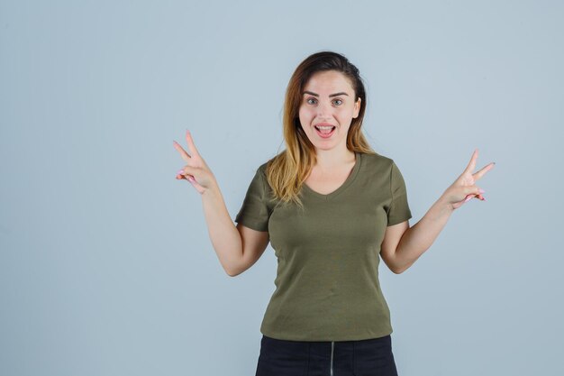 Jovencita expresiva posando en el estudio