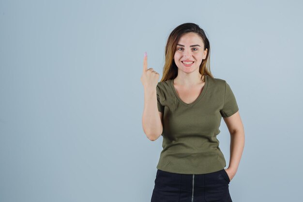 Jovencita expresiva posando en el estudio