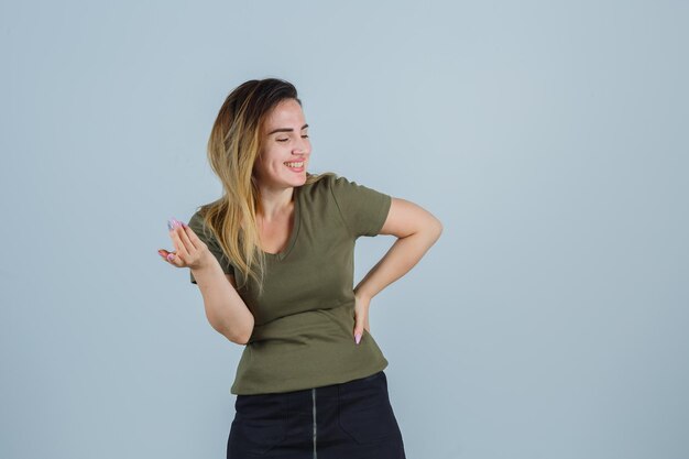 Jovencita expresiva posando en el estudio