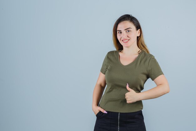 Jovencita expresiva posando en el estudio