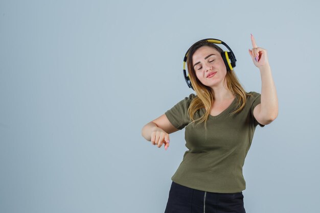 Jovencita expresiva posando en el estudio