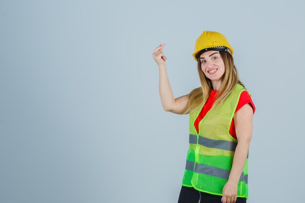 Jovencita expresiva posando en el estudio