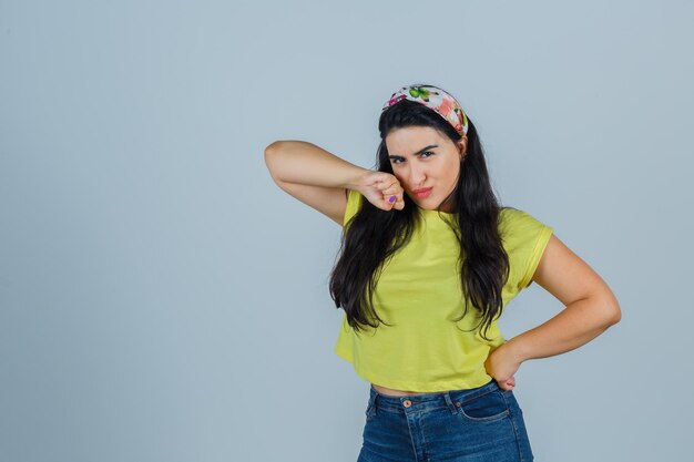 Jovencita expresiva posando en el estudio