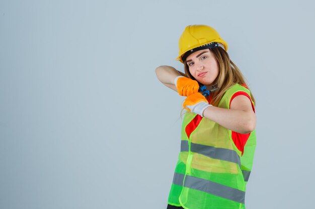 Jovencita expresiva posando en el estudio