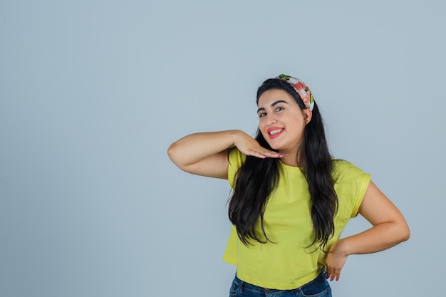 Jovencita expresiva posando en el estudio