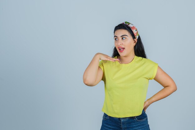 Jovencita expresiva posando en el estudio