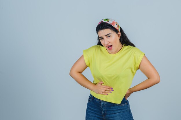 Jovencita expresiva posando en el estudio