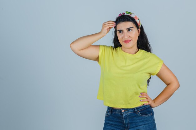 Jovencita expresiva posando en el estudio