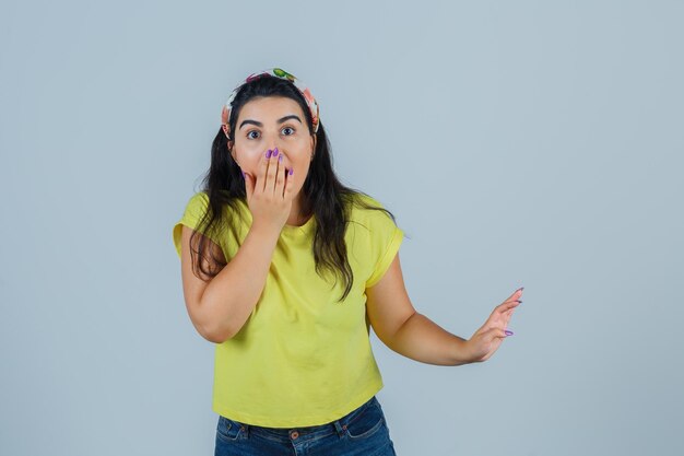 Jovencita expresiva posando en el estudio