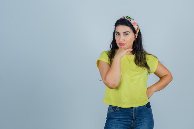 Jovencita expresiva posando en el estudio